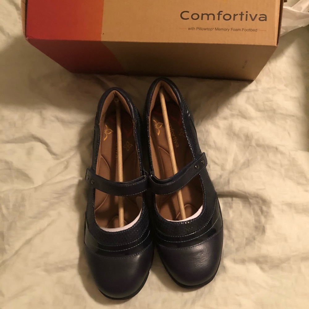 Brand new in box! Comfortiva Corwin Mary Jane style flats NAVY 11M